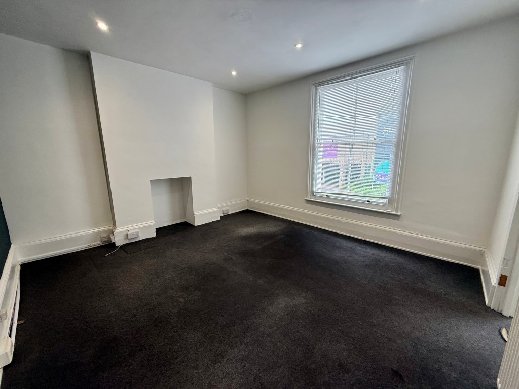 Lot: 74 - OFFICES WITH POTENTIAL FOR RESIDENTIAL CONVERSION - Room three
